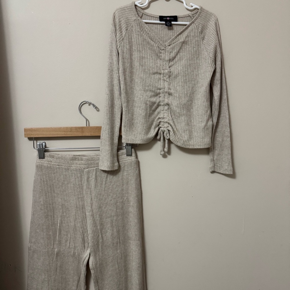 Amy Byer (girls M) size 10/12 cream tan ribbed two piece set wide leg pants - Picture 7 of 7
